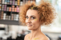 das Avantgarde-Siegermodell von Nina Koch „Glitzer trifft auf wilde Lockenpracht“