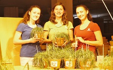 Die Schülerinnen Johanna Becke, Ines Metzger und Annika Brandstätter haben den aufwendigen Versuch im ehemaligen Bunker der Schule durchgeführt.
