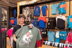 Michaela Obauer präsentiert ein T-Shirt ihrer Kollektion