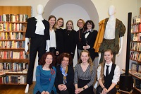 Michaela Hasenauer, Leiterin der Stadtbibliothek Hallein, freut sich über die gelungene Kooperation mit der      Modeschule Hallein und über die zwei textilen Interpretationen zu den Geschlechterrollen