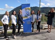 Die Schülerinnen des V. Jahrgangs freuen sich mit Mag. Siegrid Hentschel auf ihre Ausbildung zum „Hochzeitsplaner/-in“.