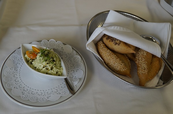 k Aufstrich und hausgemachte Weckerl Kopie 2