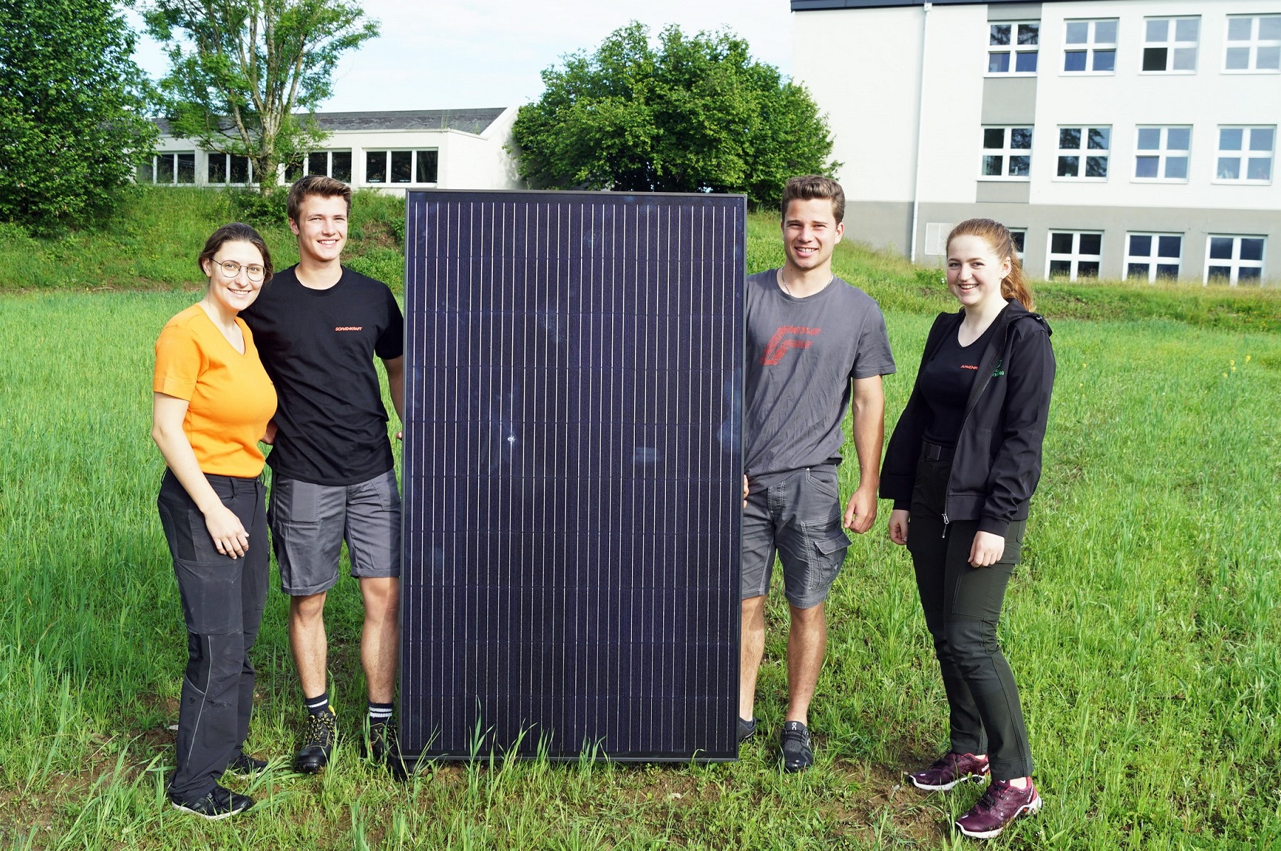 Bild 1 SchülerInnen mit einem Photovoltaikmodul vor der HBLA Ursprung