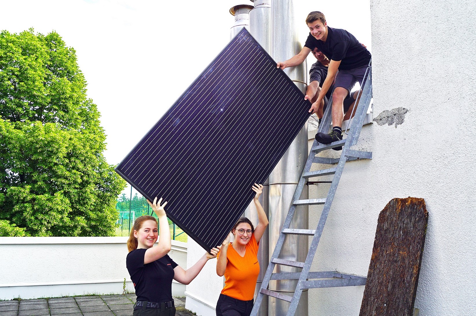 Bild 2_SchülerInnen bei der Montage der Photovoltaikanlage
