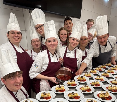 Gruppenfoto Köche/innen richten an