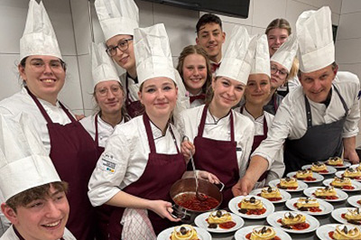 Gruppenfoto Köche/innen richten an