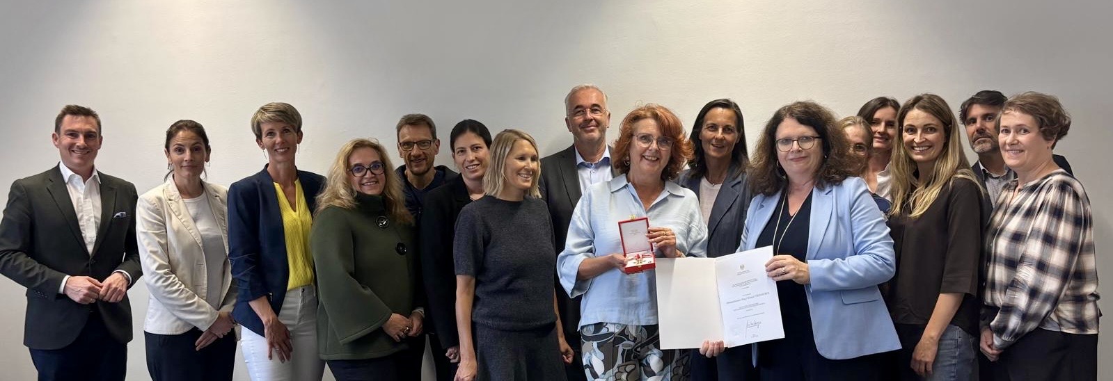 Verleihung Goldenes Ehrenzeichen Belinda Steinhuber BMB